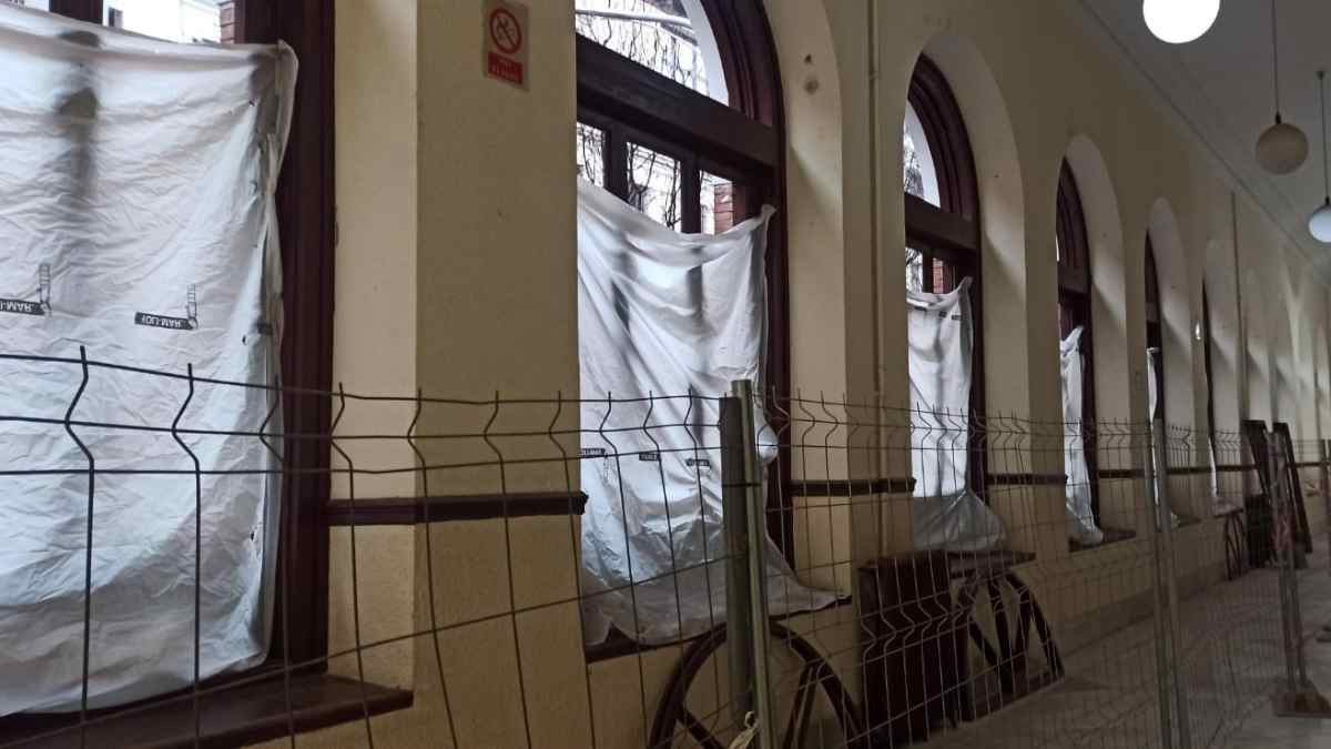 Ventanales cubiertos con plástico por obras en el IES Cardenal Cisneros de Madrid durante el invierno