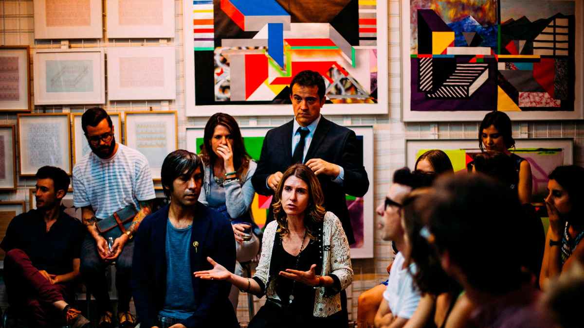 Reunión de una comunidad de propietarios tras la sentencia del Tribunal Supremo sobre cuotas impagadas