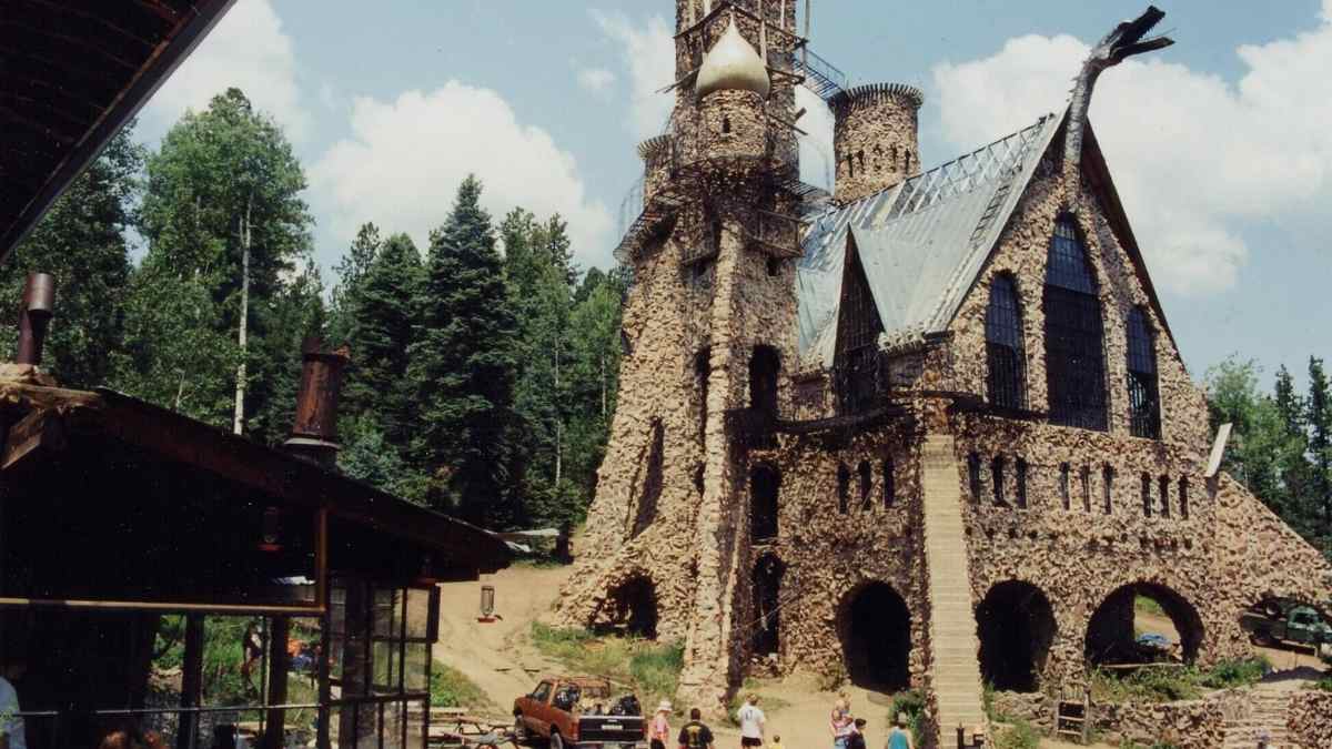 Castillo de piedra construido por un solo hombre durante 53 años con torre y estructura artesanal