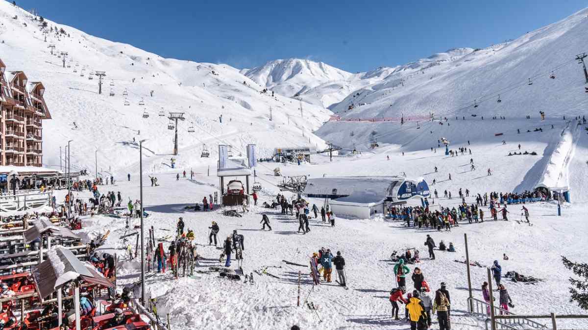 Jóvenes esquiando en la estación de Astún durante la salida organizada desde Renfe Retamas
