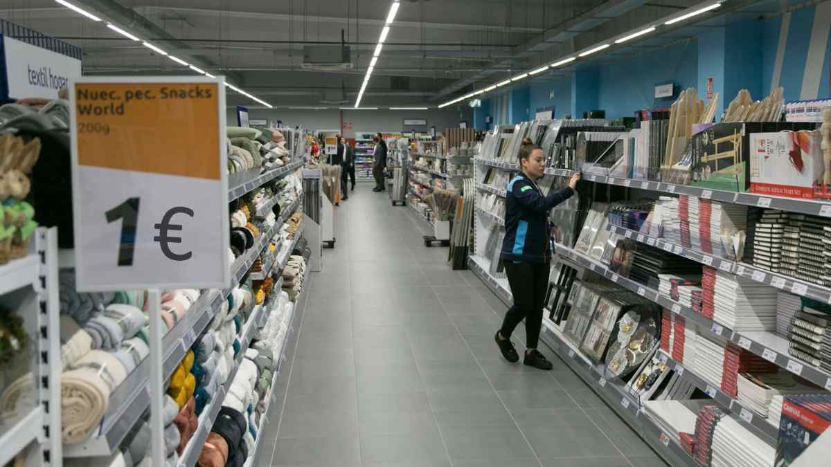 Interior de la megatienda low cost en Villa de Vallecas con productos por 1 euro