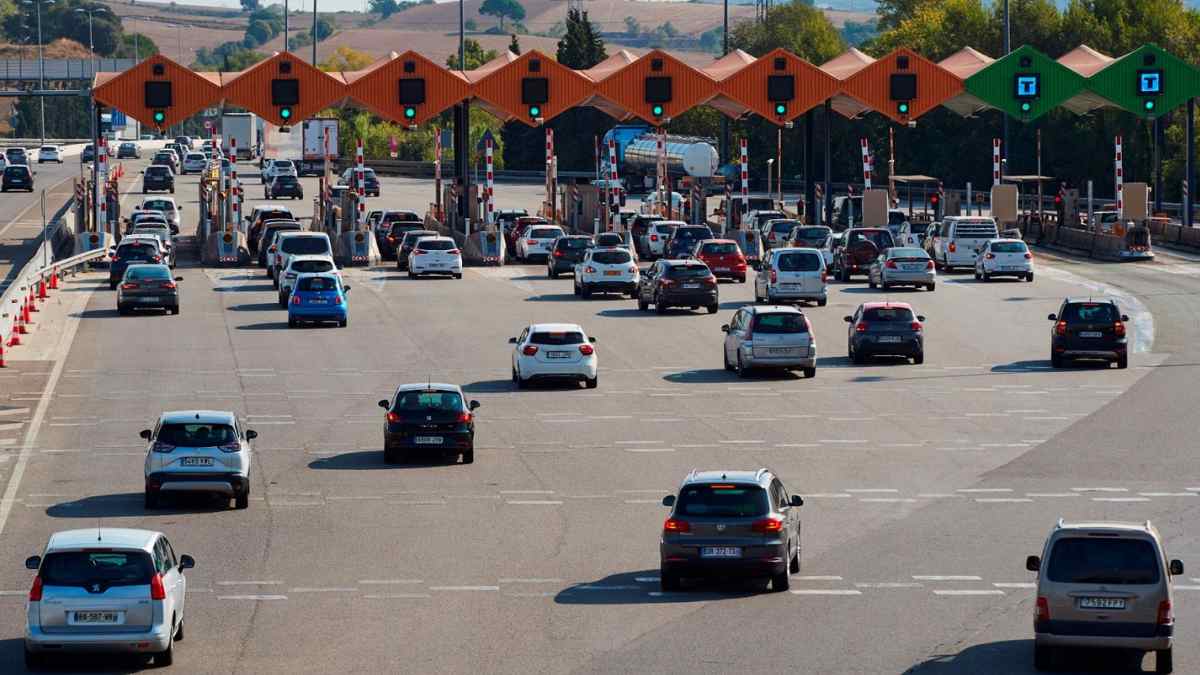 Peaje de la AP-6 con vehículos circulando antes de que la autopista sea gratis en 2029