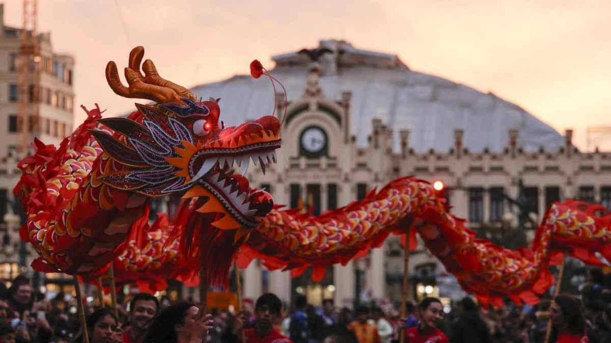 Dragón rojo durante el desfile del Año Nuevo Chino 2026 en Usera, Madrid
