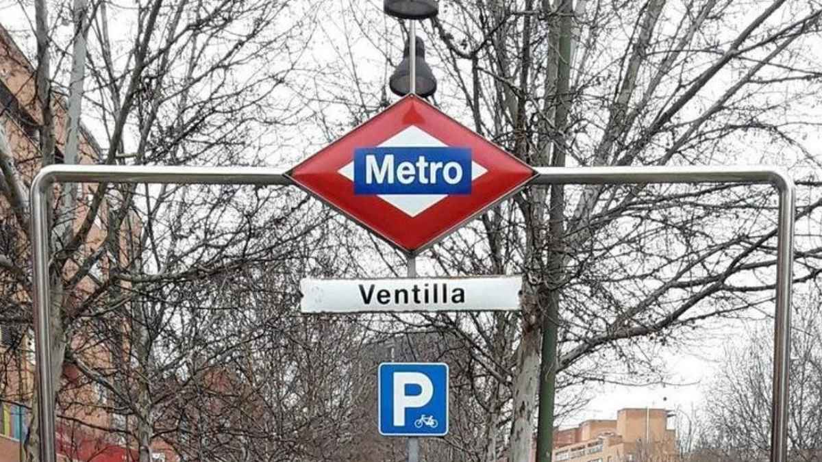 Entrada de la estación de Metro Ventilla, donde se instalarán nuevos ascensores para mejorar la accesibilidad