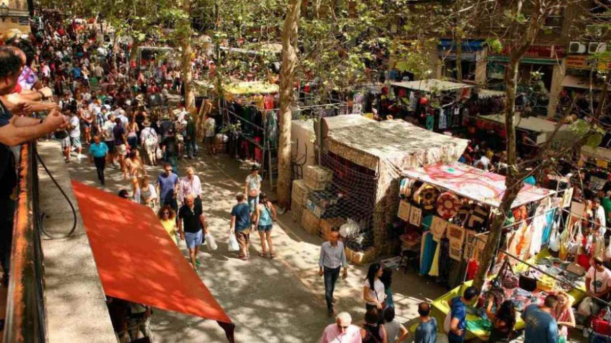 Autónomos del comercio ambulante en un mercadillo al aire libre tras anunciarse ayudas de hasta 15.000 euros