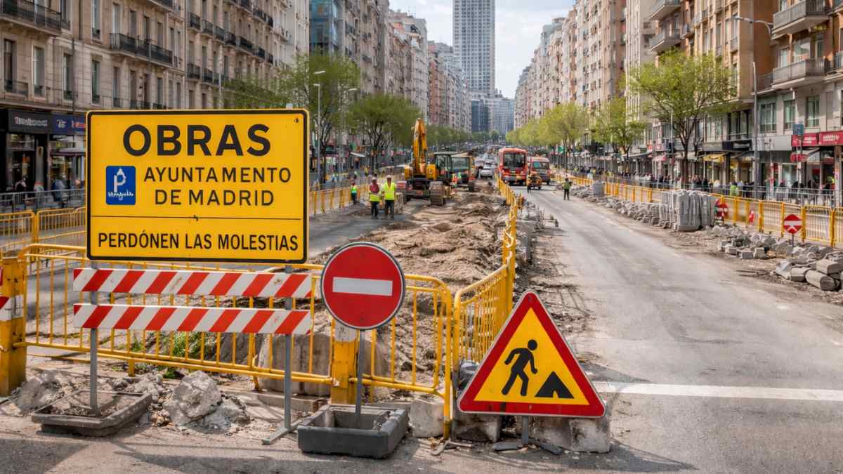 Obras en la calle Reina Victoria de Madrid con cortes de tráfico y señal del Ayuntamiento