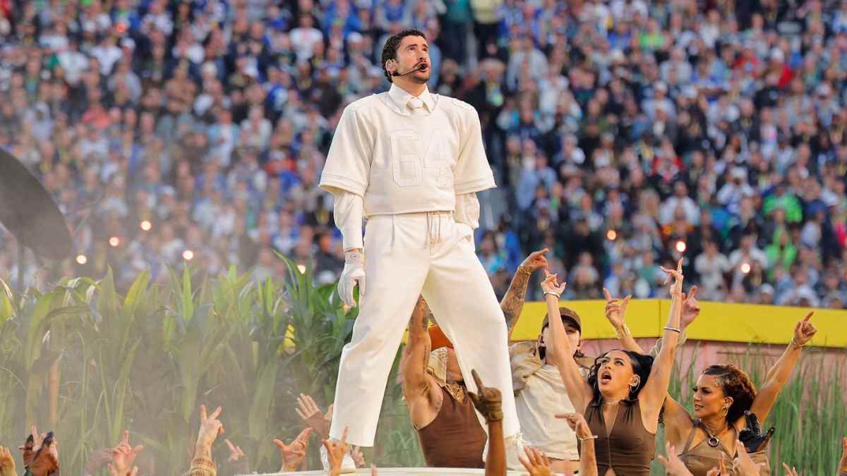 Artista actuando en el descanso de la Super Bowl tras anunciar nuevos conciertos en Madrid y Barcelona