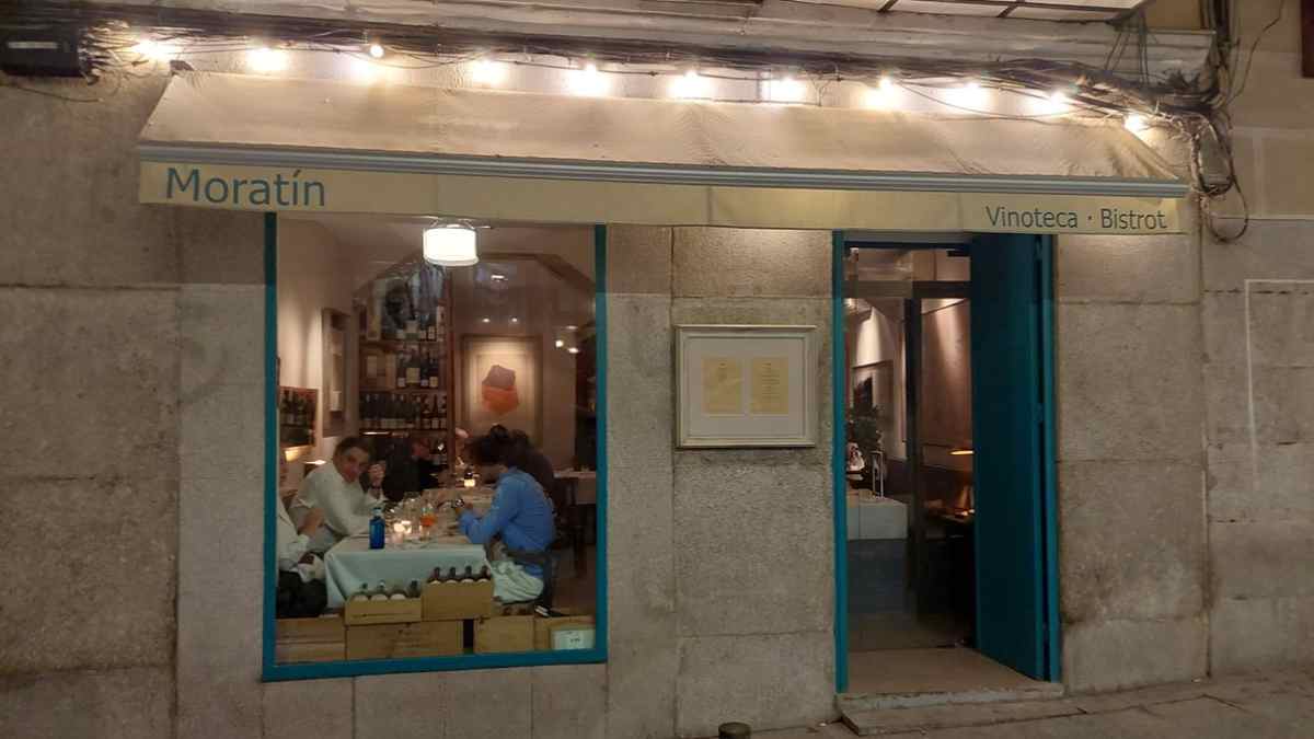 Fachada del restaurante Vinoteca Moratín en el Barrio de Las Letras de Madrid antes de su cierre