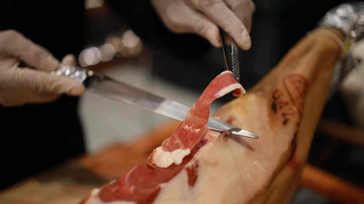 Corte profesional de jamón tras la aprobación de la nueva FP de 300 horas publicada en el BOE