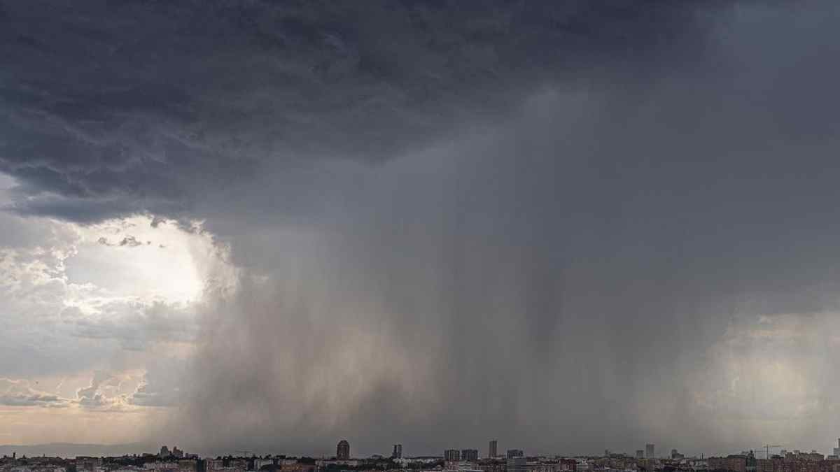 Cortinas de agua y lluvias intensas sobre Madrid por la borrasca Leonardo