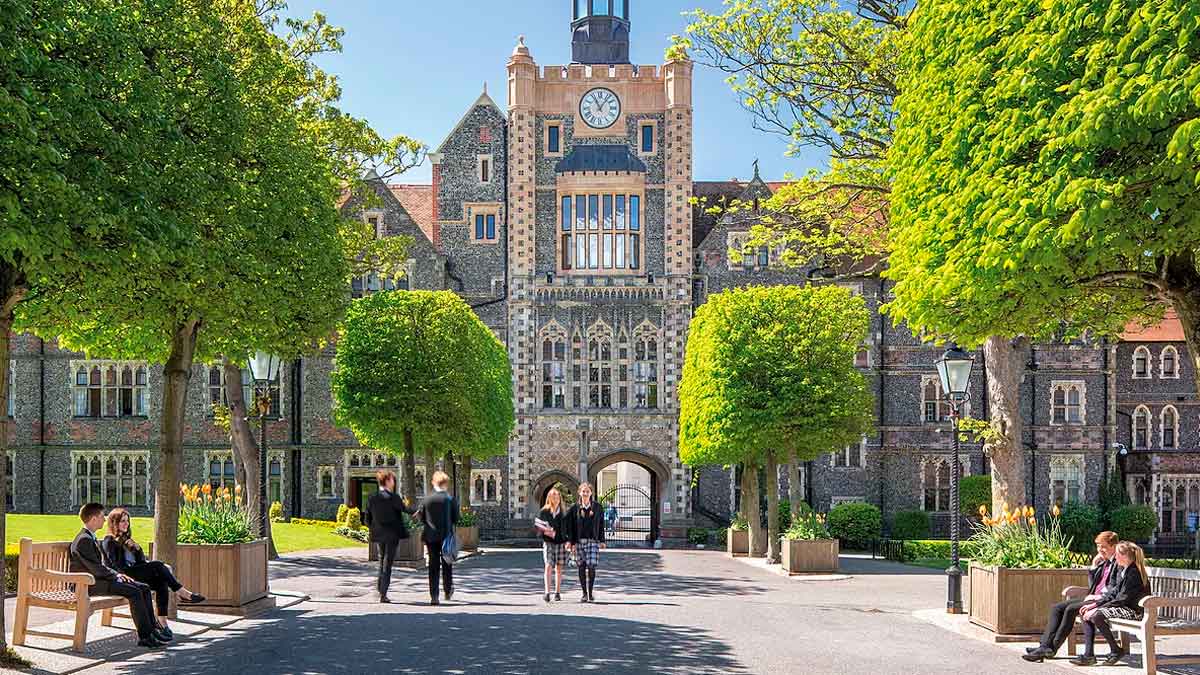 Brighton College campus histórico con estudiantes en el Reino Unido