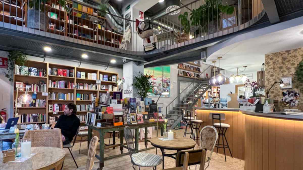 Interior de la cafebrería de Argüelles en Madrid antes de su cierre definitivo con descuentos en libros