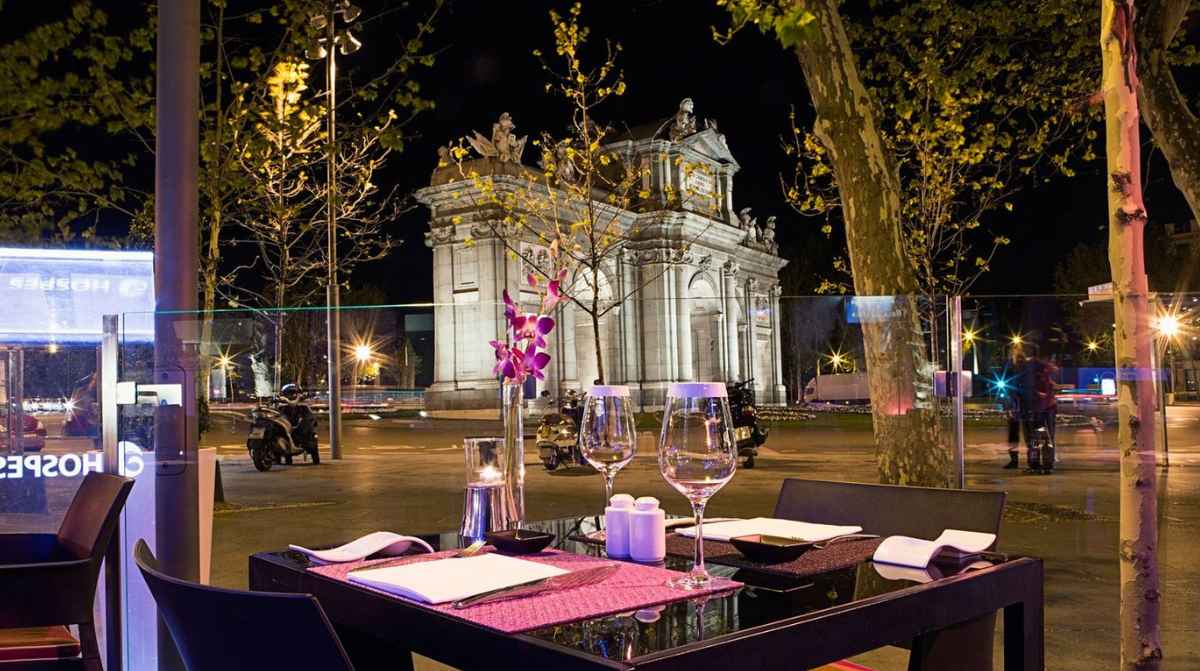 Cena romántica en restaurante de Madrid por San Valentín con vistas nocturnas y mesa preparada
