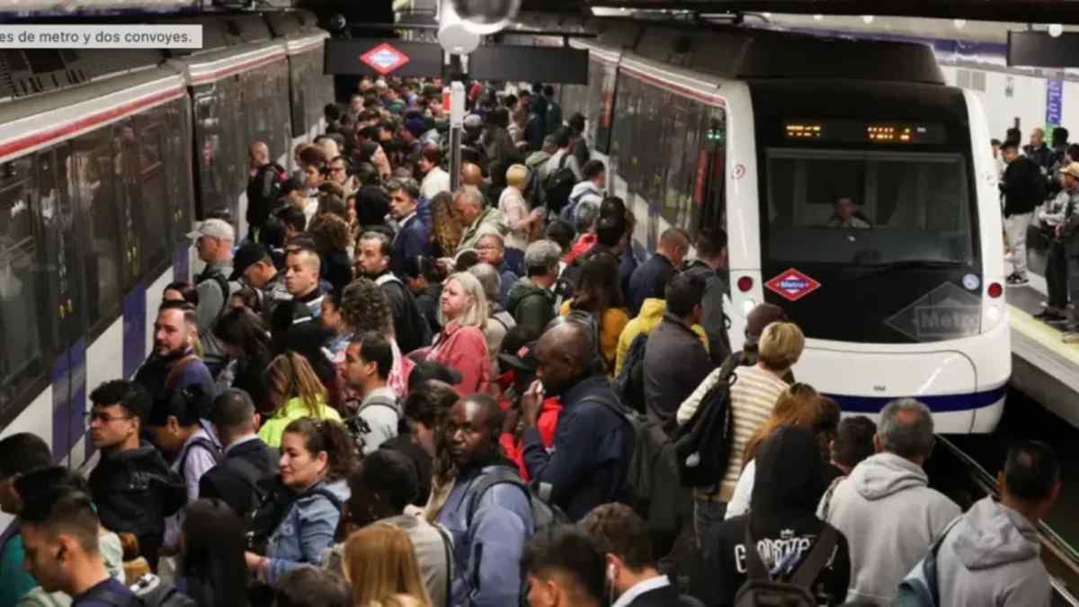 Usuarios esperando un tren de Cercanías Madrid en hora punta tras cambios de horarios en las líneas C-2, C-7 y C-8