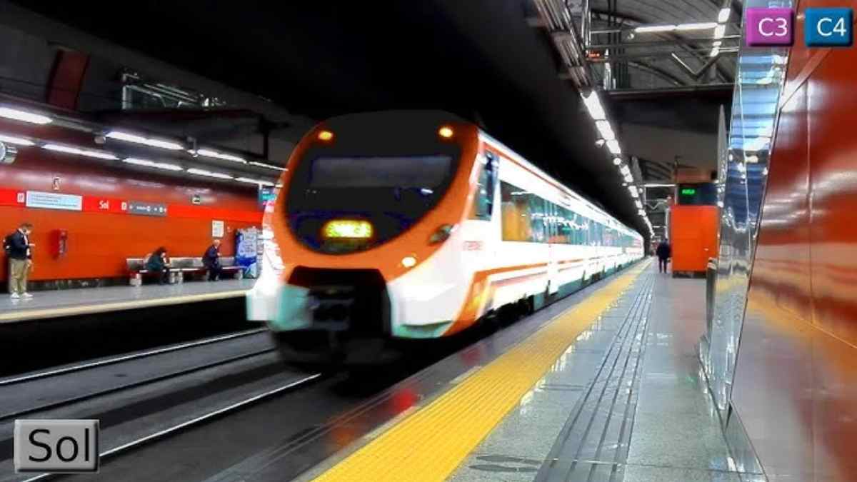 Tren de Cercanías en la estación de Sol durante el cierre por obras de febrero