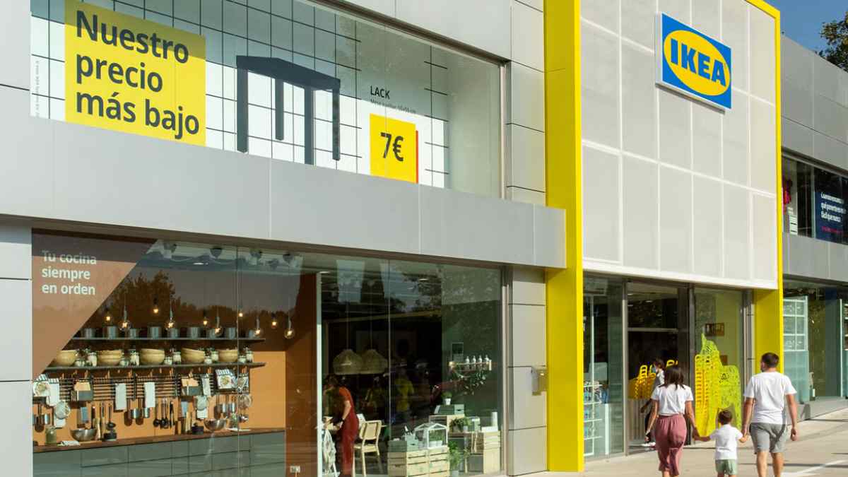 Fachada de una tienda IKEA en Madrid con clientes entrando al establecimiento