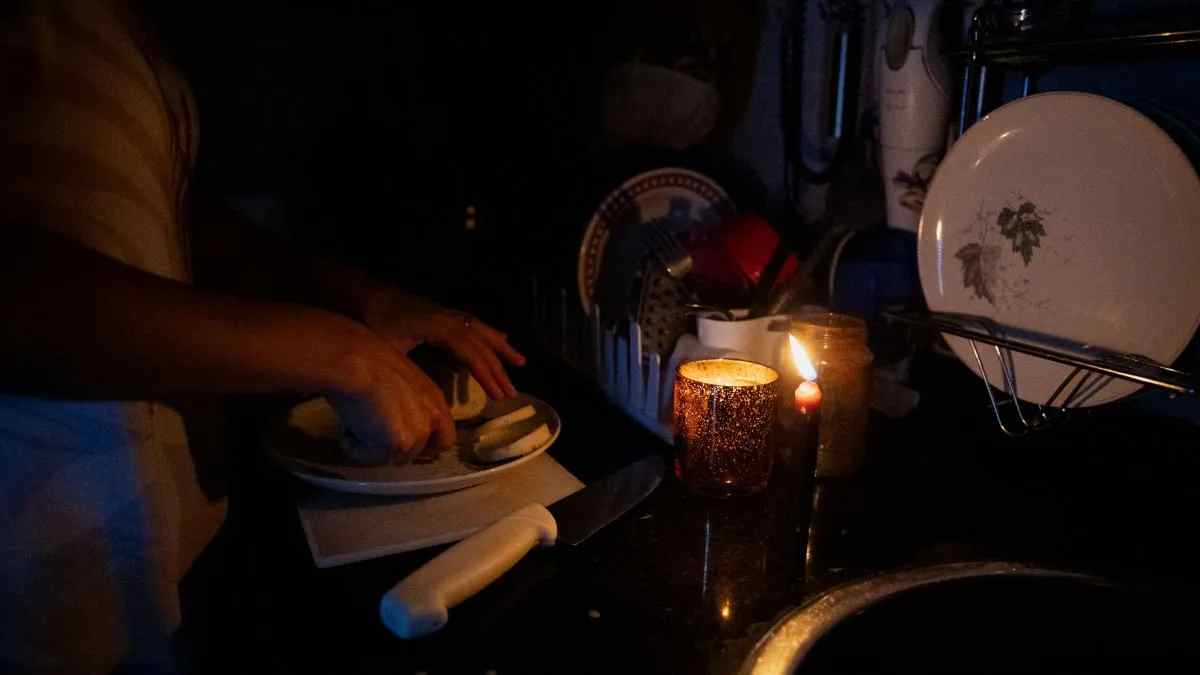 Cocina a oscuras iluminada con velas durante un corte de luz en Madrid