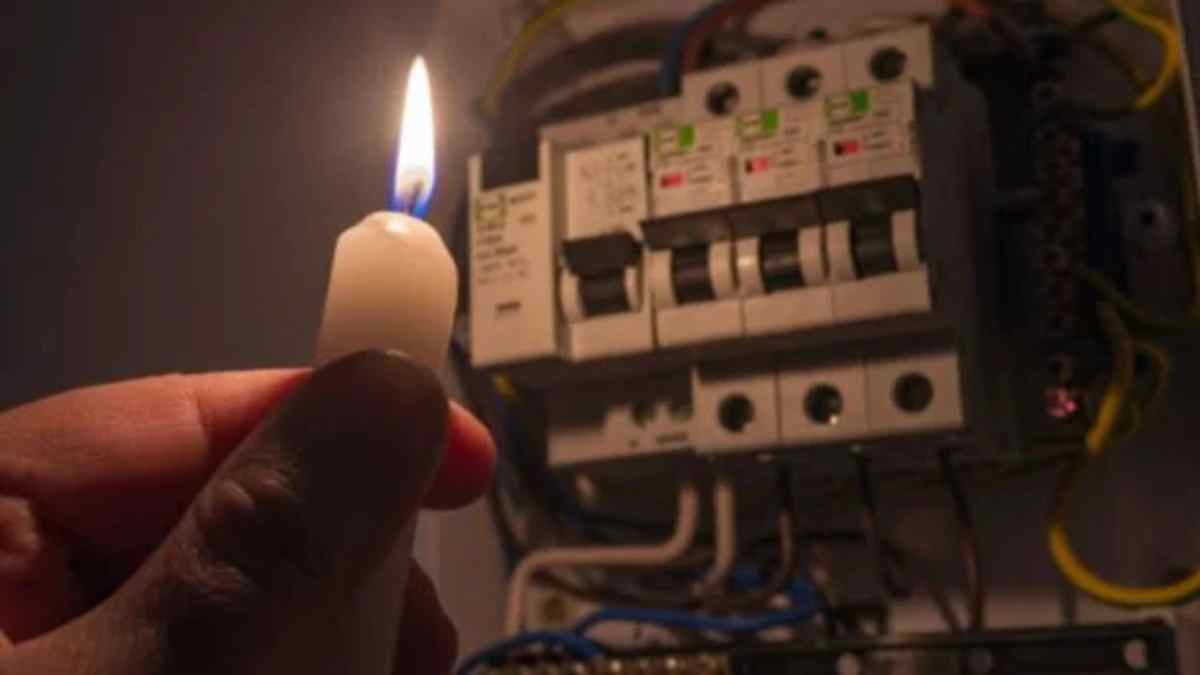 Vela encendida junto a un cuadro eléctrico durante un corte de luz en Madrid