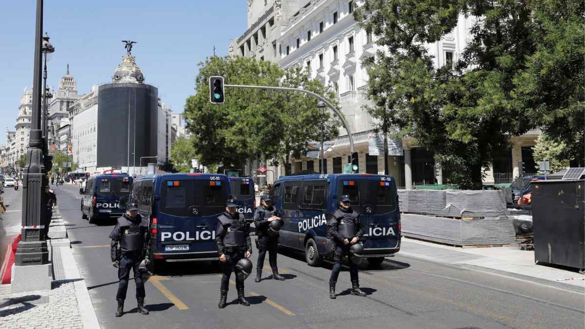 Policía cortando el tráfico en el centro de Madrid por manifestación este fin de semana