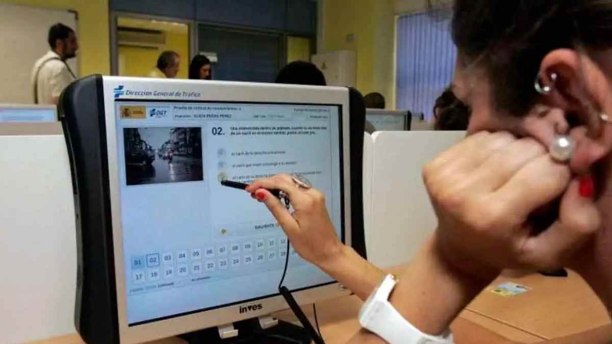 Aspirante realizando el nuevo examen teórico de la DGT con preguntas en formato vídeo