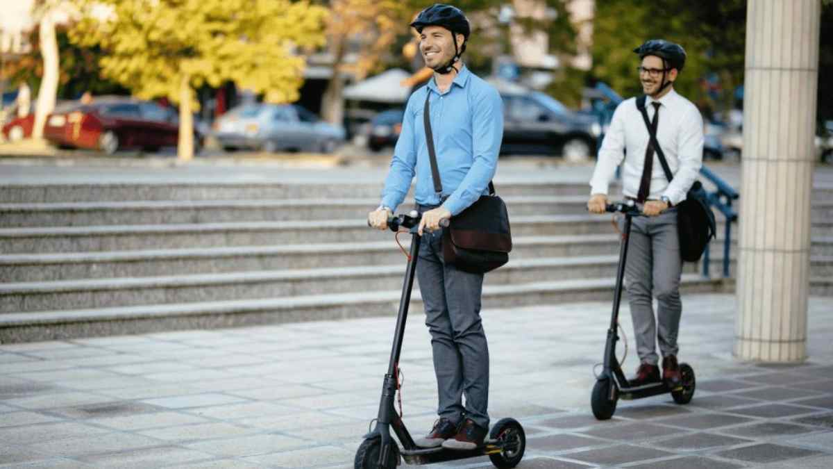 Usuarios circulan en patinetes eléctricos por una zona urbana tras el nuevo censo de la DGT
