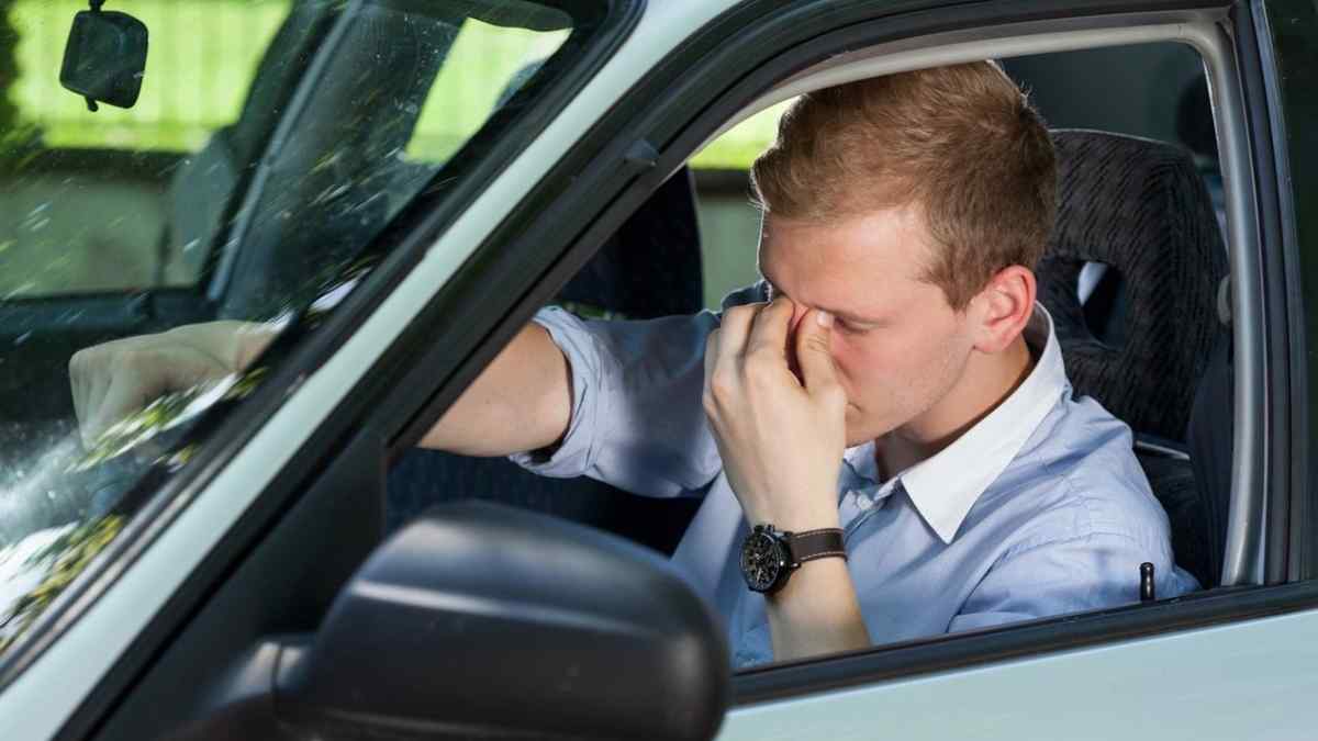 Conductor con fatiga al volante por conducir en ayunas según advierte la DGT