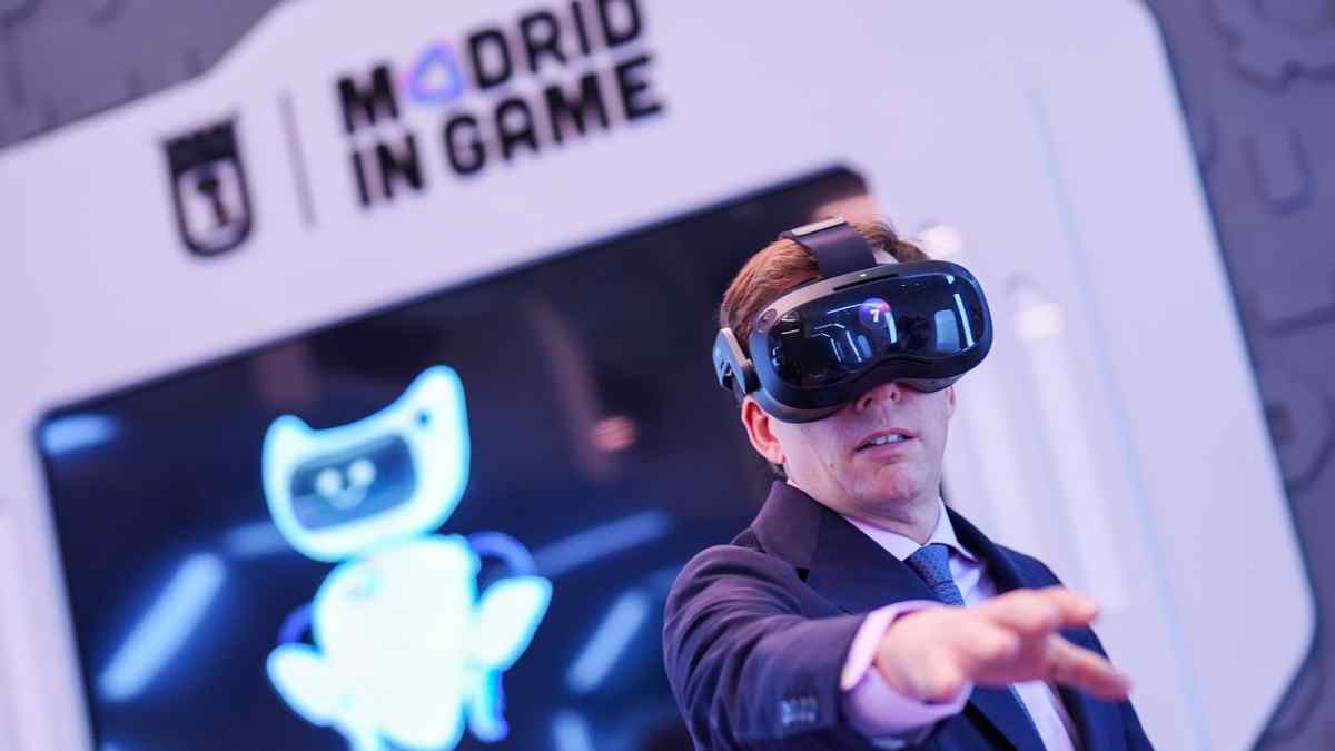 José Luis Martínez-Almeida probando realidad virtual en el Discovery Center de Madrid in Game en la Casa de Campo