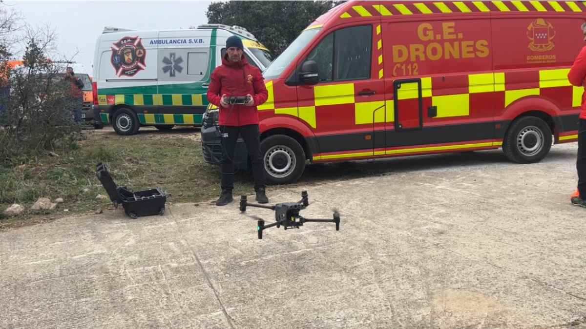 Drones de emergencias junto a ambulancia y vehículo G.E. Drones en un operativo en Madrid