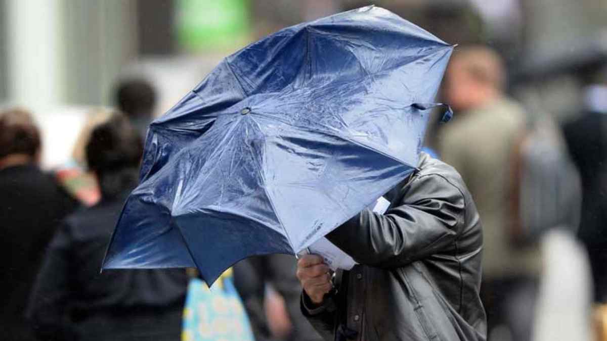 Paraguas doblado por fuertes rachas de viento en una calle de Madrid