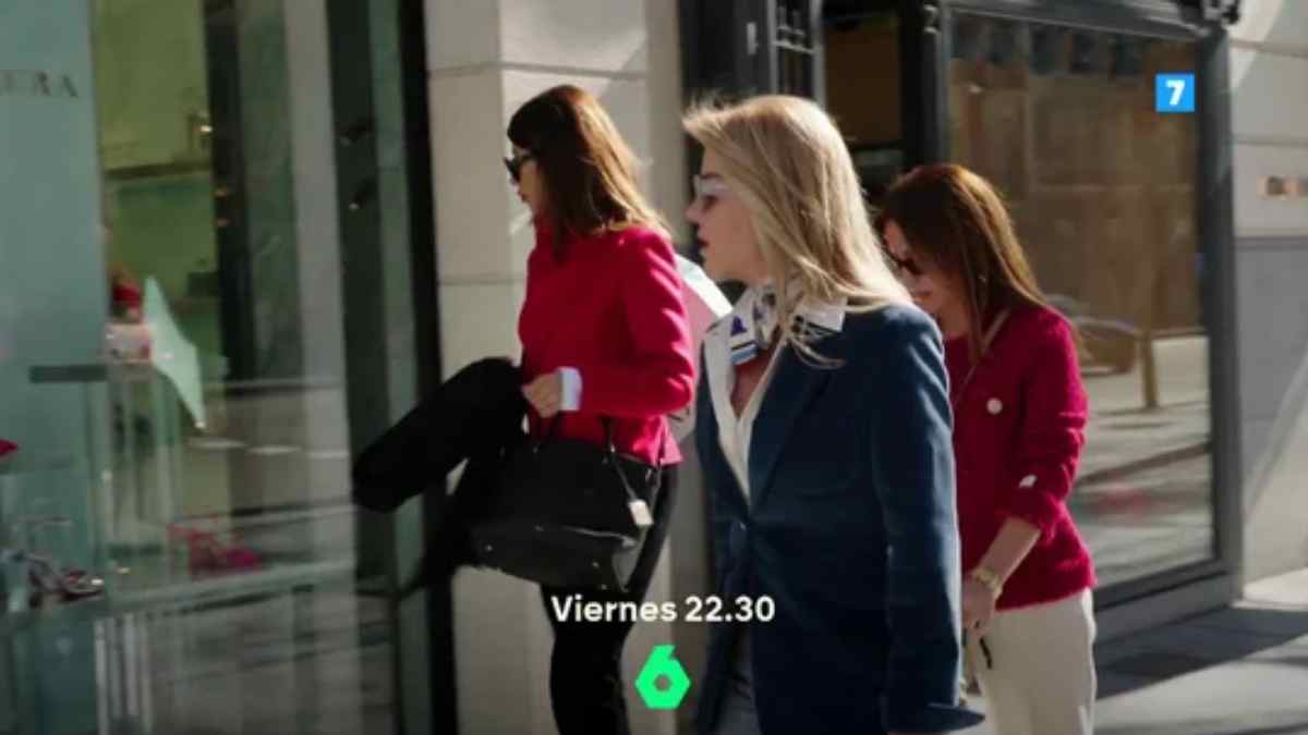 Mujeres caminando por el barrio de Salamanca en el reportaje La Pequeña Venezuela de Equipo de Investigación sobre dinero venezolano en Madrid