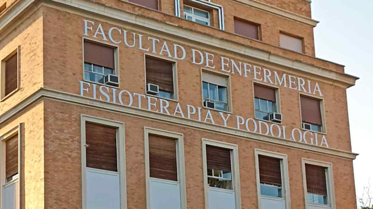 Fachada de una facultad de Enfermería donde quedaron plazas libres para estudiar el grado