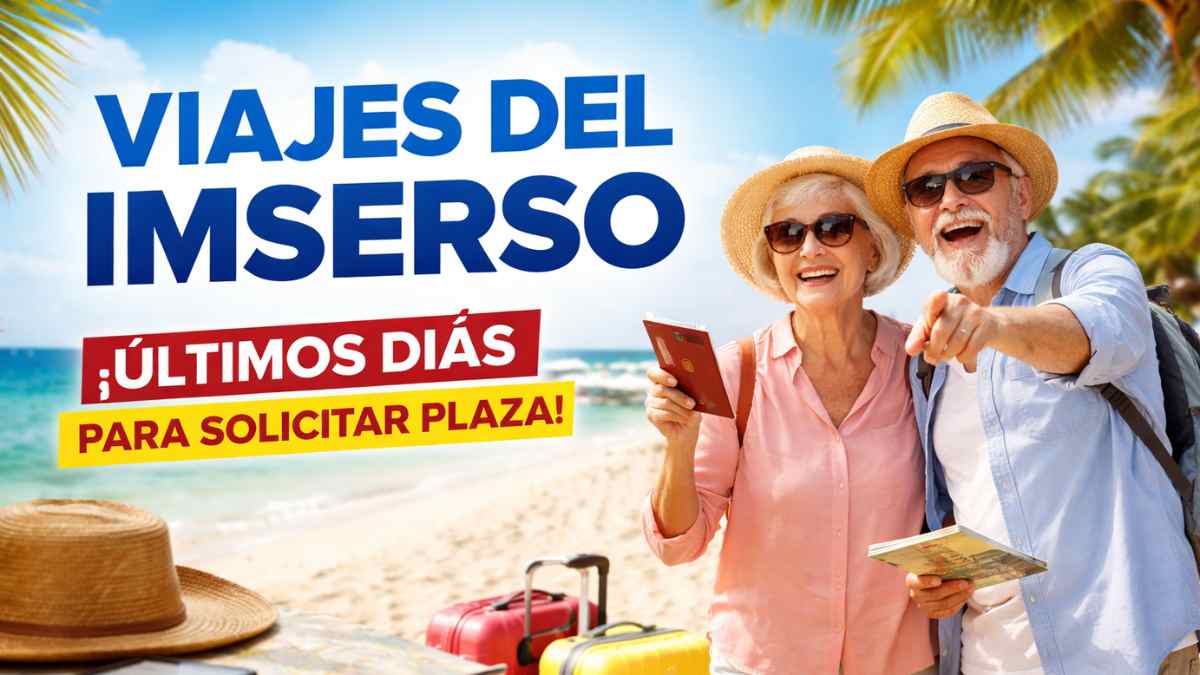 Pareja de jubilados en la playa preparando su viaje del Imserso en los últimos días para solicitar plaza
