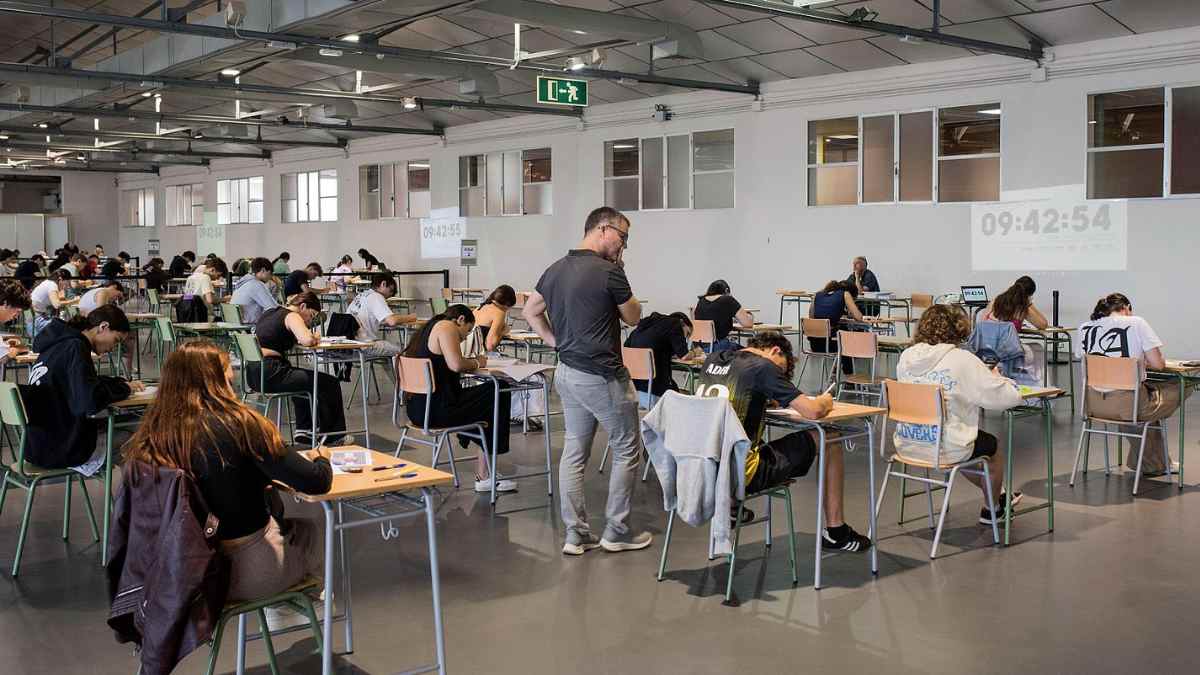 Estudiantes realizando los exámenes de la PAU 2026 en Madrid durante la convocatoria de junio
