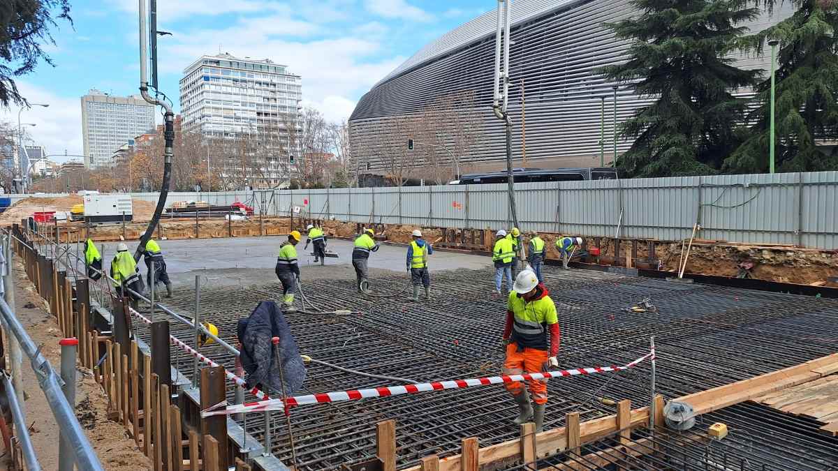 Obras del Metro de Bernabéu en el paseo de la Castellana con operarios y cortes de tráfico en Madrid
