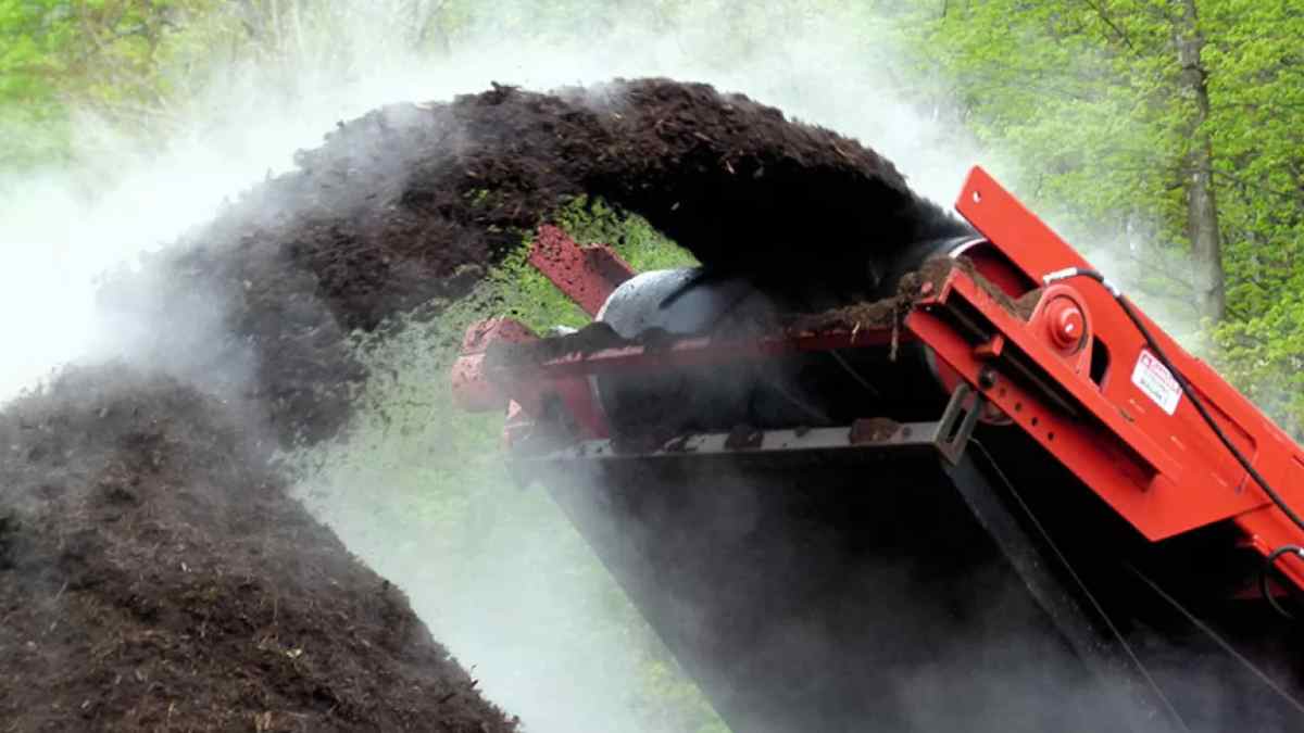 Compostaje municipal con maquinaria volteando residuos orgánicos para reducir la tasa de basuras en 2026