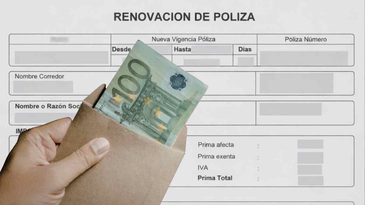 Billete de 100 euros sobre documento de renovación de póliza de seguro de vida para desgravar en la Renta 2026
