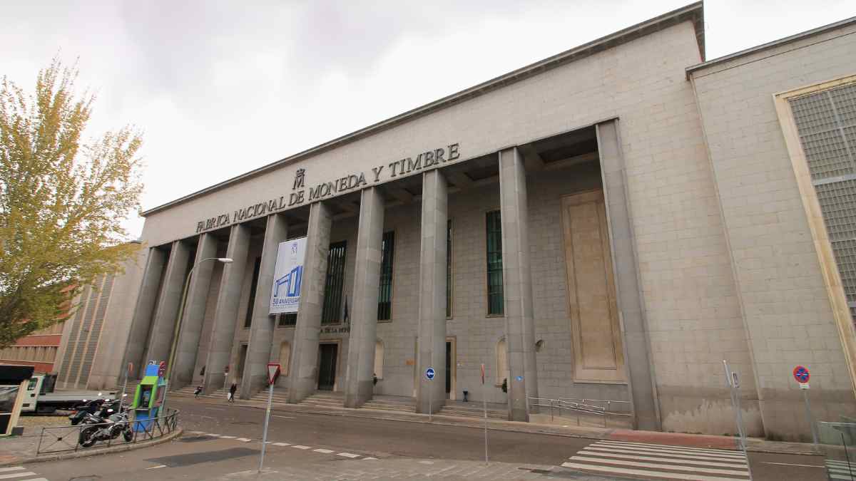 Fachada de la Fábrica Nacional de Moneda y Timbre en Madrid tras la aprobación de nuevas tarifas para licencias y tarjetas de transporte