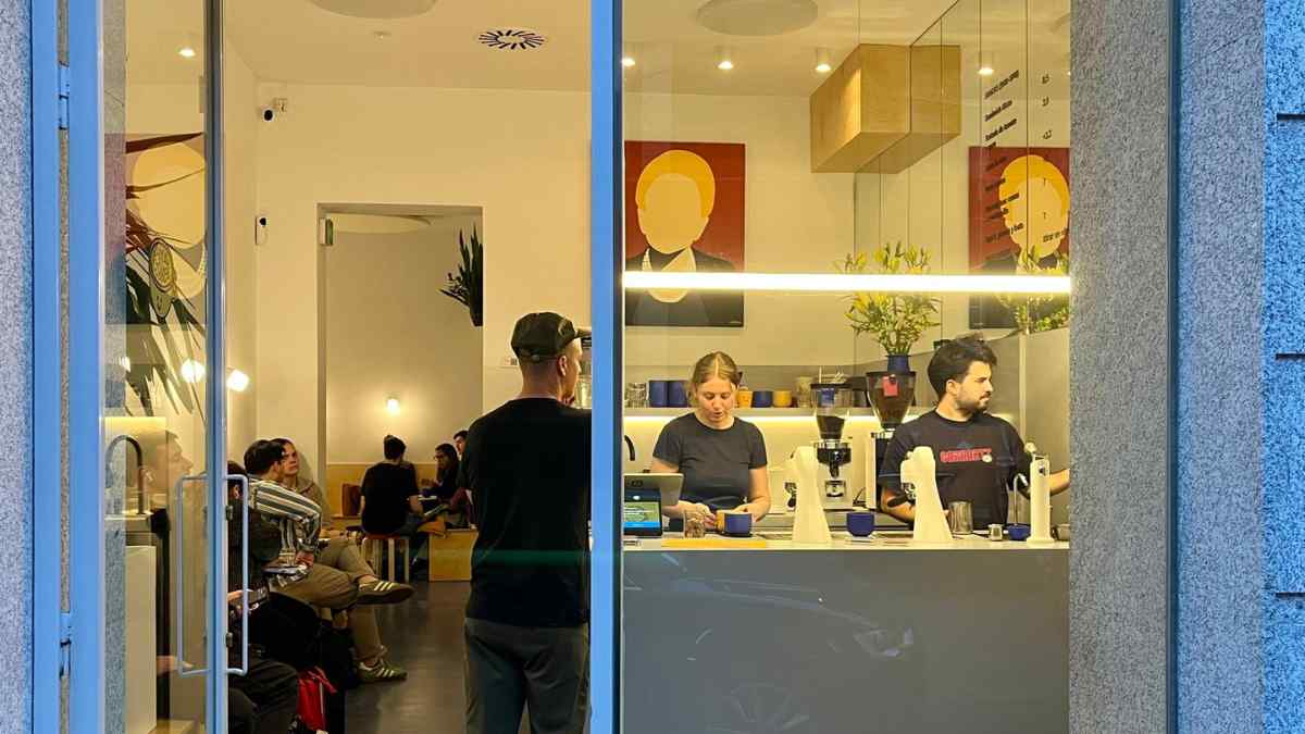 Interior de Hola Coffee Lagasca en Madrid, elegida entre las mejores cafeterías del mundo en 2026
