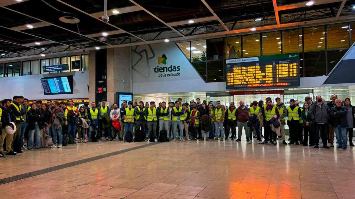 Huelga de maquinistas en una estación de Cercanías Madrid con trabajadores concentrados