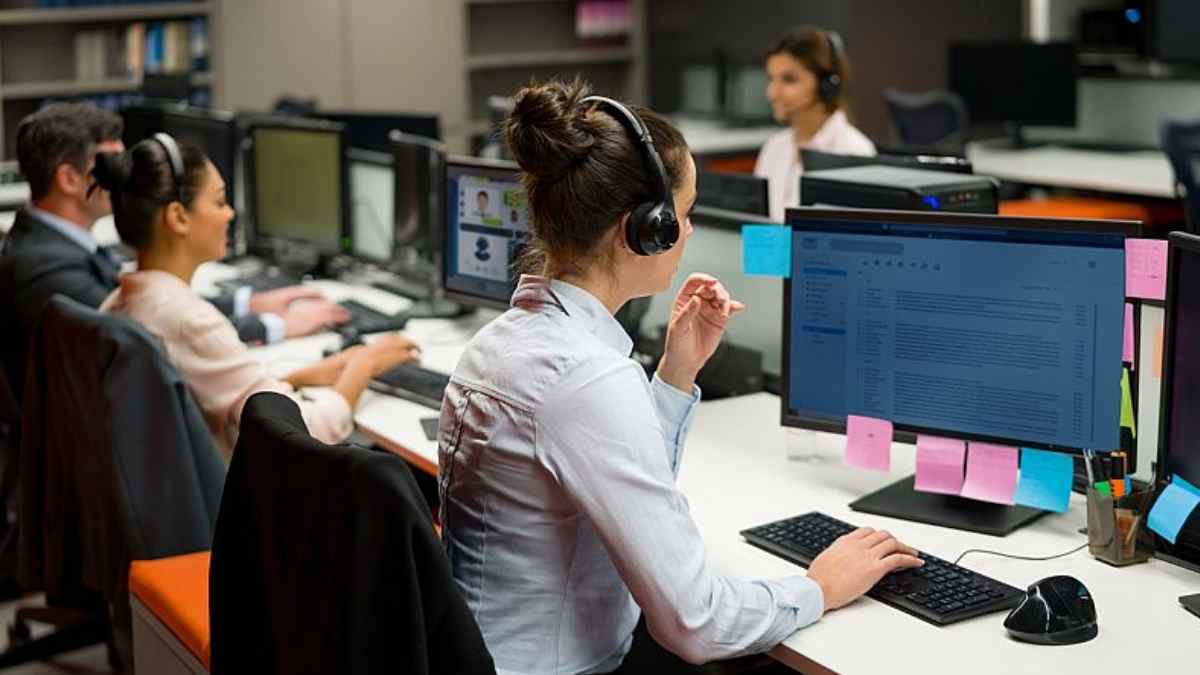 Operadores de atención al cliente atendiendo llamadas telefónicas en un call center