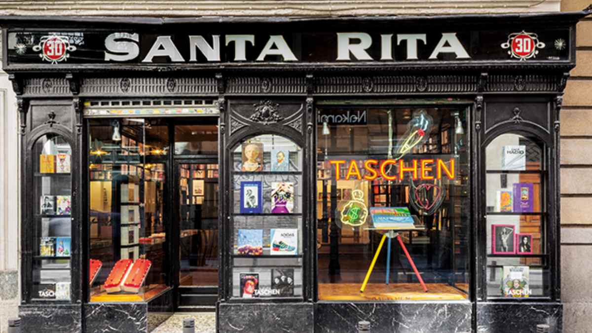 Fachada de la librería Taschen en Madrid con descuentos de hasta el 75 % por tiempo limitado