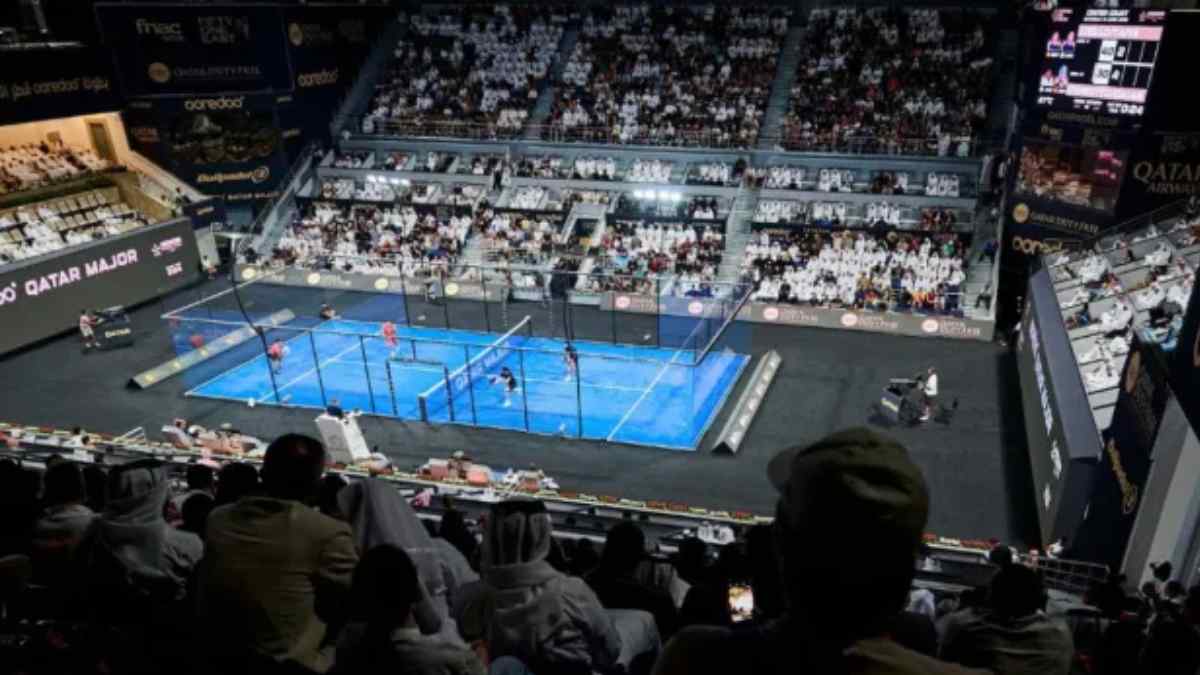 Pista central de pádel durante un torneo profesional en un estadio con público
