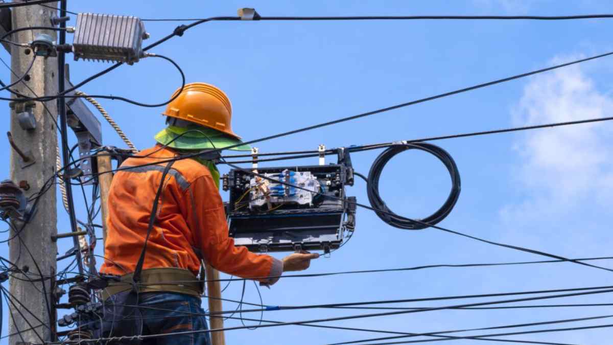 Operario instala cableado de fibra óptica en un municipio de la Comunidad de Madrid