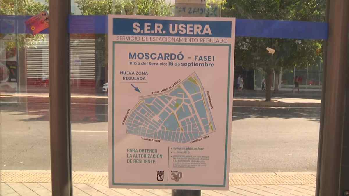 Cartel del SER en Madrid con información sobre estacionamiento regulado para residentes