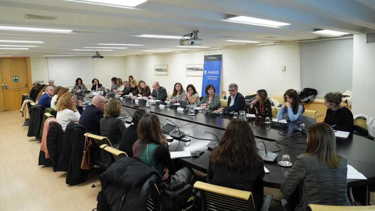 Reunión del Consejo de las Mujeres de Madrid durante su constitución en el Ayuntamiento