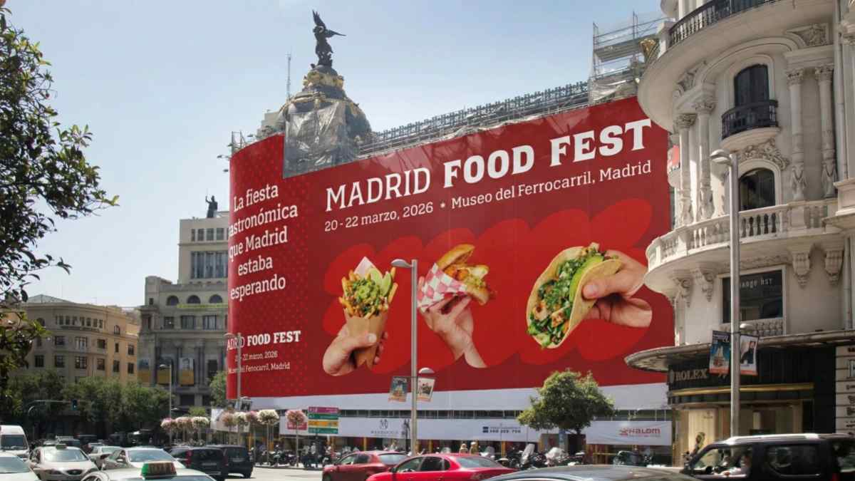 Madrid Food Fest en Madrid con cartel promocional del festival gastronómico en el Museo del Ferrocarril