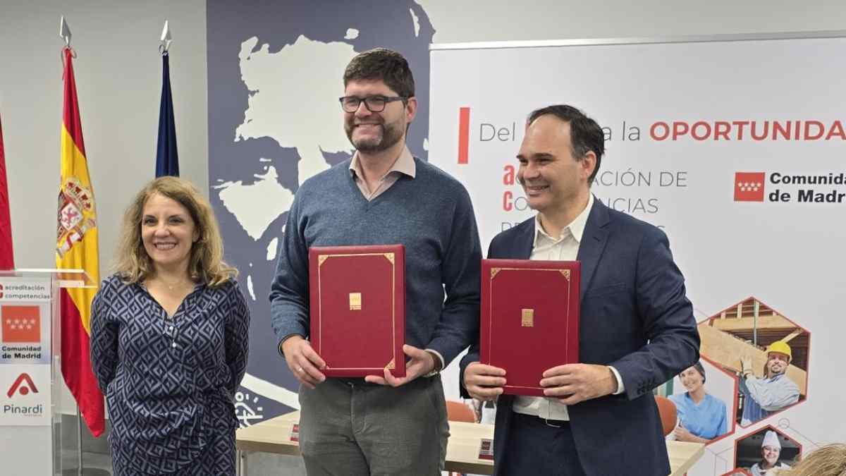 Representantes de la Comunidad de Madrid en un acto de acreditación oficial de competencias profesionales