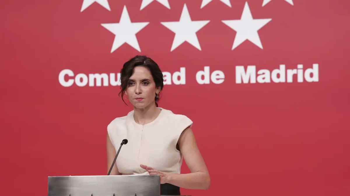 Presidenta de la Comunidad de Madrid durante una comparecencia institucional sobre el Bono Social Térmico