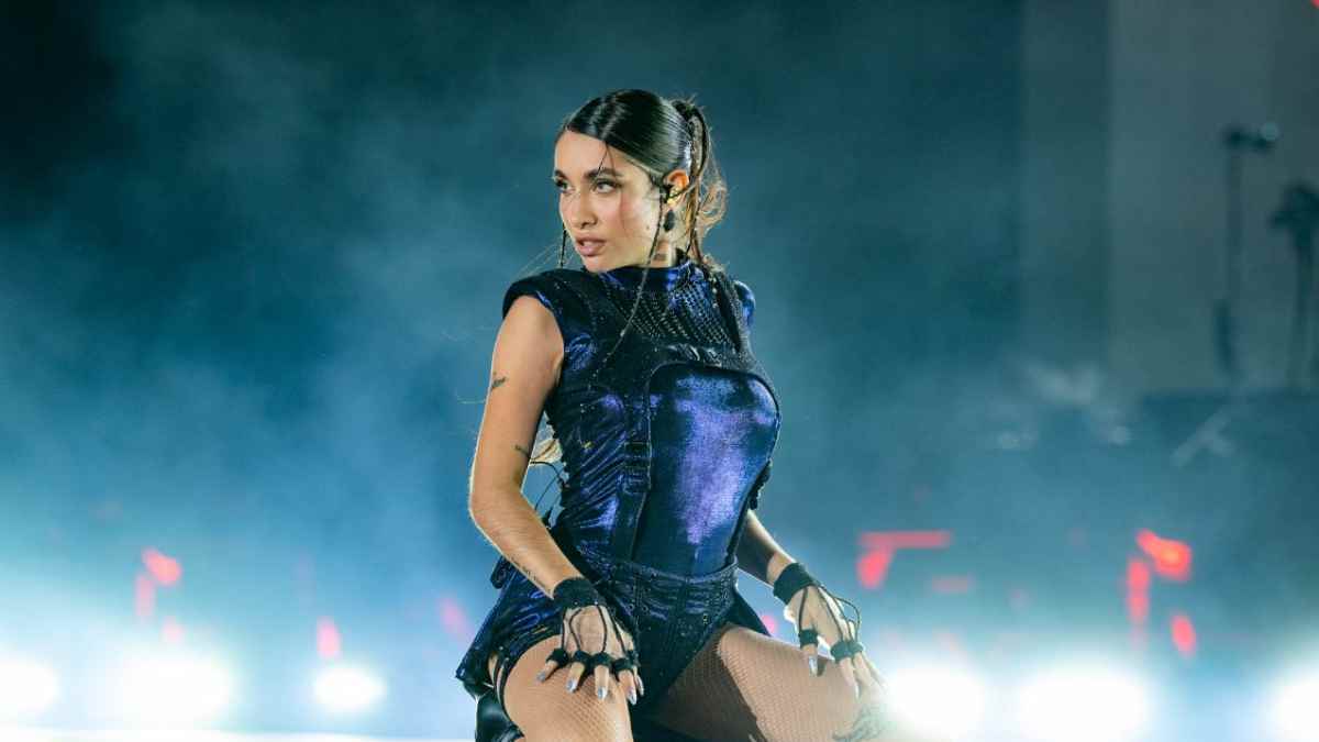 María Becerra actuando en directo durante un concierto de las Noches del Botánico