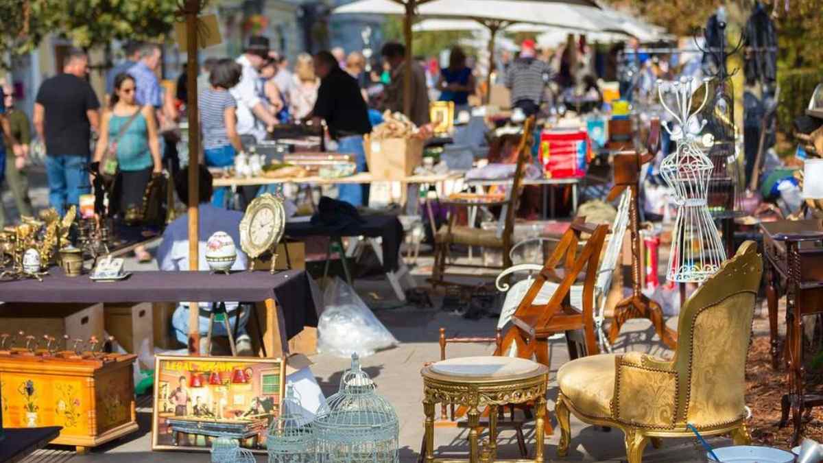 Mercadillo de muebles de segunda mano en La Moraleja con piezas antiguas y objetos decorativos